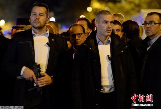 当地时间11月13日，法国首都巴黎多处发生袭击事件，目前已造成至少35人死亡。法国总统奥朗德宣布，法国关闭边境，全国进入紧急状态。图为法国总统奥朗德抵达遇袭的国家体育场。