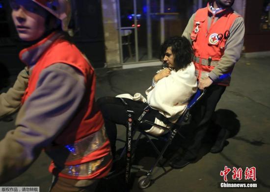 巴黎音乐厅恐袭:女子在椅背后装死半小时躲过