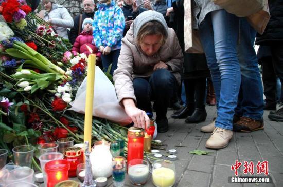 当地时间11月14日,俄罗斯民众在法国驻俄大使馆门前排起长队,悼念法国巴黎恐怖袭击中的遇难者。<a target='_blank' href='http://www.chinanews.com/'><p align=