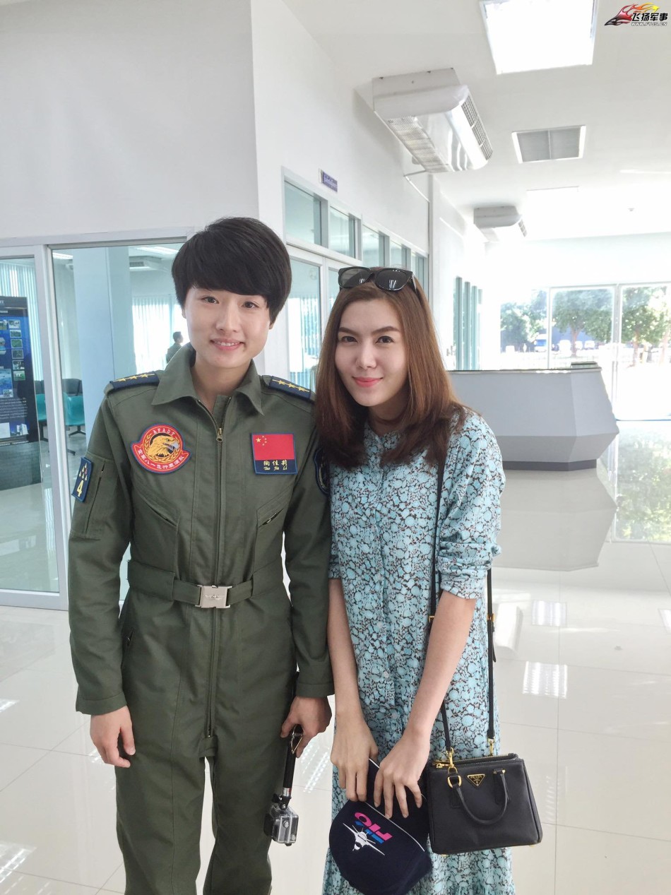 我空军八一飞行队在泰国献艺 泰国妹近距离探望