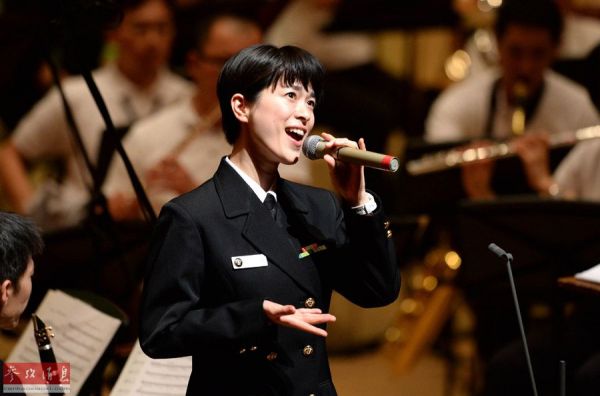 日本自卫队征召女兵招数:制作孕妇军装 改善浴