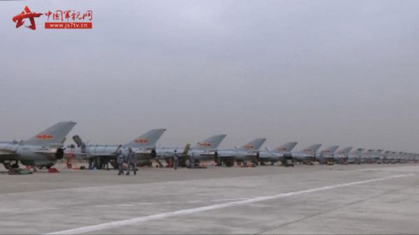 原文配图：中国空军还有大量歼7战机服役。