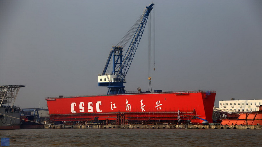 江南造船1600吨龙门吊组装完成 可用于建造航母