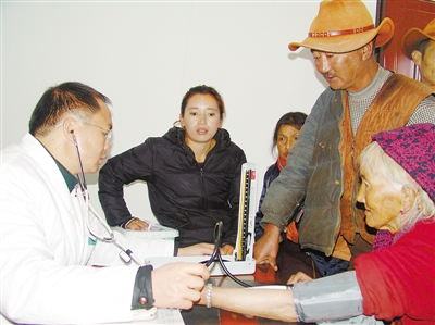 广东省东莞市援藏医疗队巡回医疗义诊暖民心