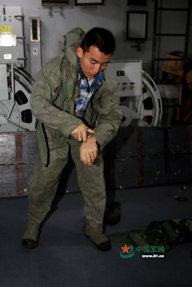 12月9日，海上防核化训练，官兵迅速穿戴防护器材。