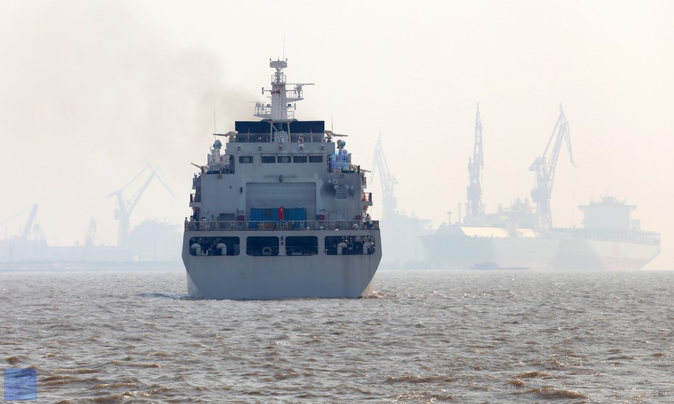 网友拍摄到我国最新建造的大型海警船在海面上航行的威武画面。据悉，这艘编号&ldquo;3901&rdquo;的海警船满载排水量超过万吨，将成为我国海上执法力量的中流砥柱。（图片鸣谢：鼎盛军事 热血老年）