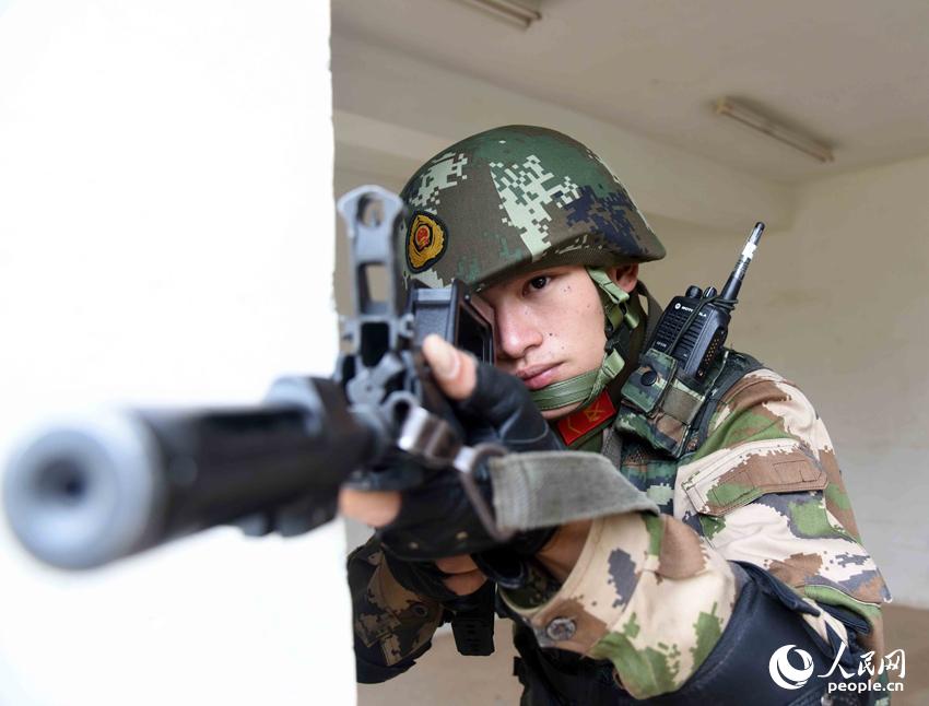 12月14日，武警特战队员正在进行楼房搜索训练。