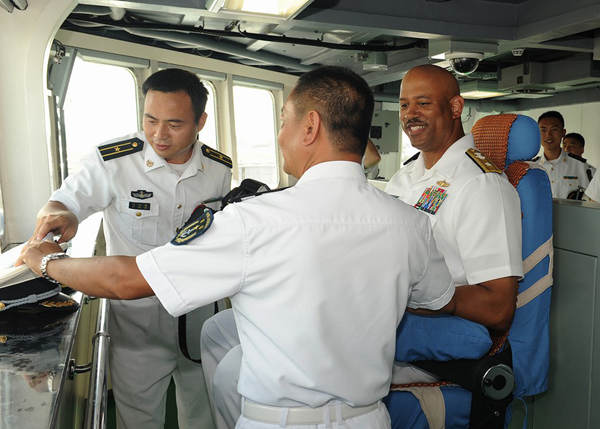 原文配图：美军少将登052C舰坐上指挥椅。