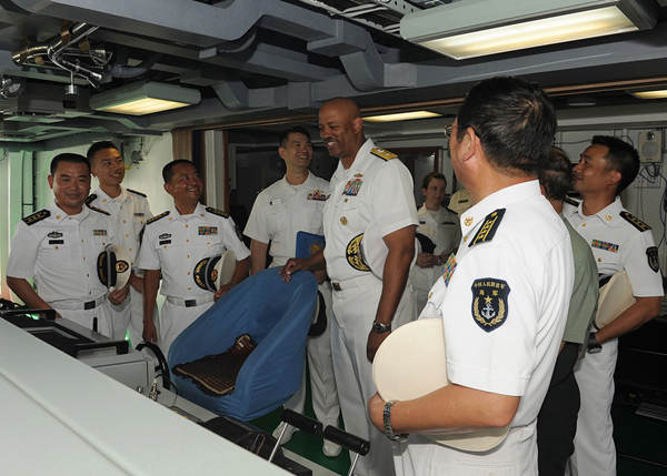 原文配图：美军少将登052C舰坐上指挥椅。