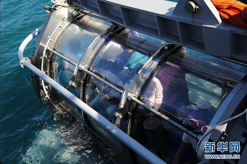 12月14日，在海南三亚亚龙湾外海，世界最大型全通透载客潜水器&ldquo;寰岛蛟龙1&rdquo;开始下水。新华社发