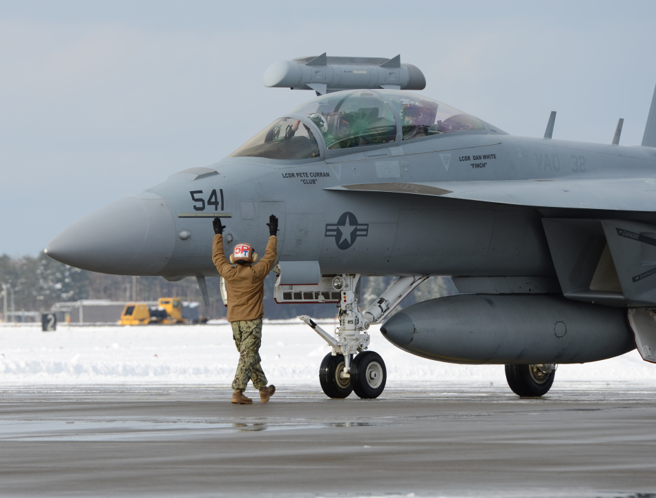 美军的EA-18G&ldquo;咆哮者&rdquo;电子战攻击机，由双座的F/A-18F&ldquo;超级大黄蜂&rdquo;战斗机发展而来