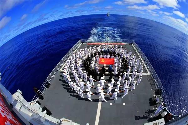 最强烈的阳光照耀着在南太平洋破浪航行的一支现代化舰群。当地时间24日上午,正在执行环球访问任务的中国海军152舰艇编队跨越赤道和国际日期变更线,编队举行庆祝仪式,纪念这一特殊时刻。