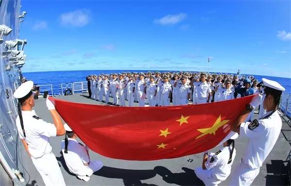 12月17日,我海军152舰艇编队圆满完成对美国夏威夷的友好访问后,离开珍珠港,前往澳大利亚布里斯班访问。经过6昼夜连续航行,编队于当地时间23日上午9时30分航经赤道和国际日期变更线的交叉点,从北半球进入南半球,从西半球进入东半球。