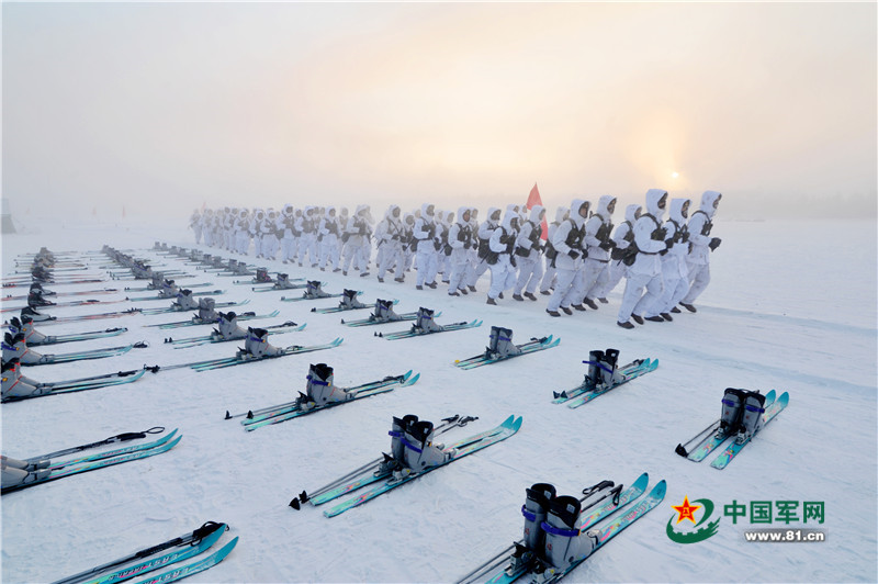 高清:解放军-43℃极寒天气演练娴熟滑雪技巧
