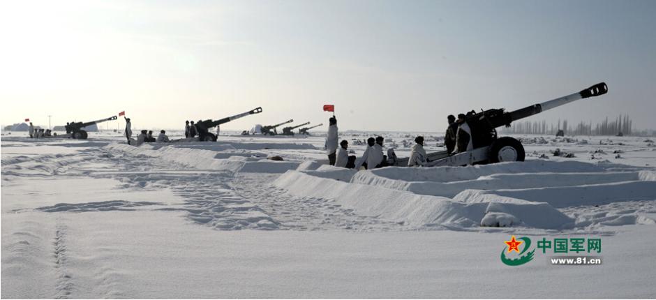 新疆坦克突击炮驰骋雪原 官兵睡&ldquo;雪窟&rdquo;