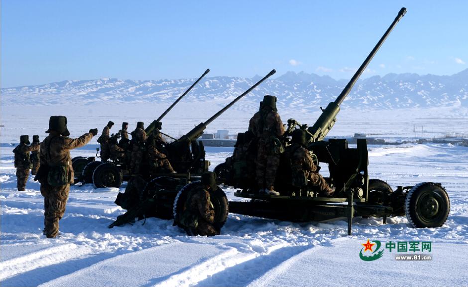 新疆坦克突击炮驰骋雪原 官兵睡&ldquo;雪窟&rdquo;