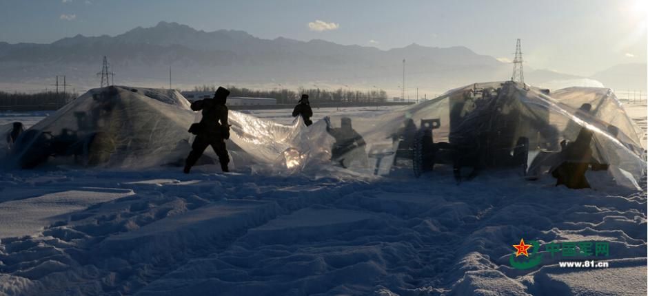 新疆坦克突击炮驰骋雪原 官兵睡&ldquo;雪窟&rdquo;
