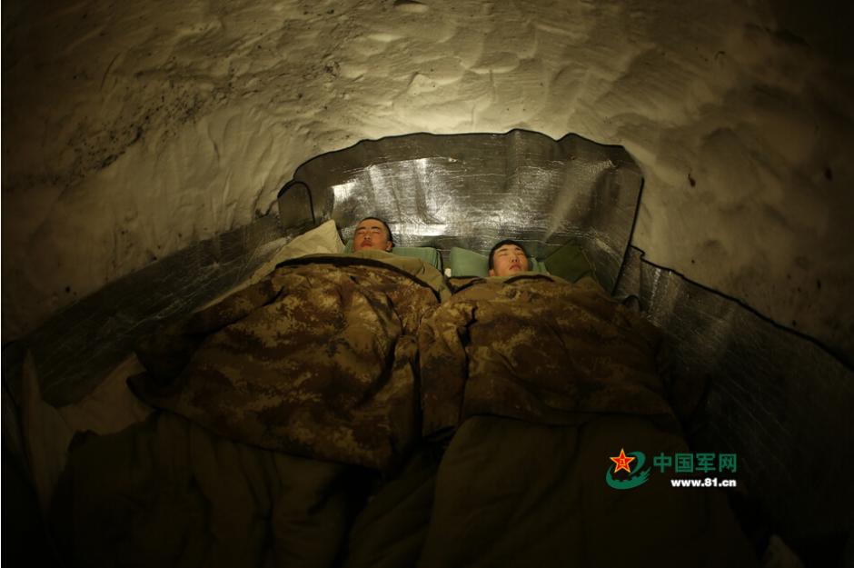 新疆坦克突击炮驰骋雪原 官兵睡&ldquo;雪窟&rdquo;