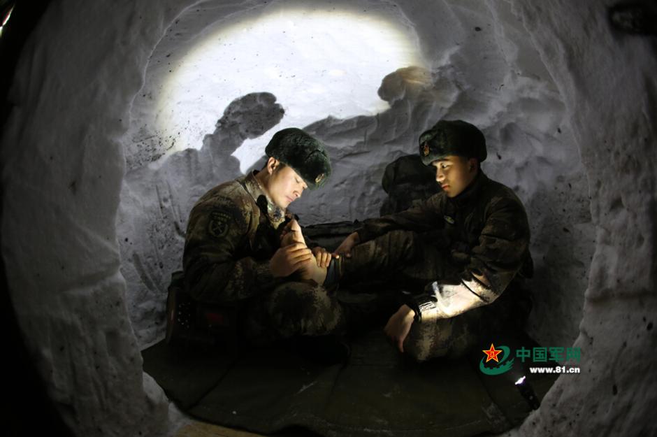新疆坦克突击炮驰骋雪原 官兵睡&ldquo;雪窟&rdquo;