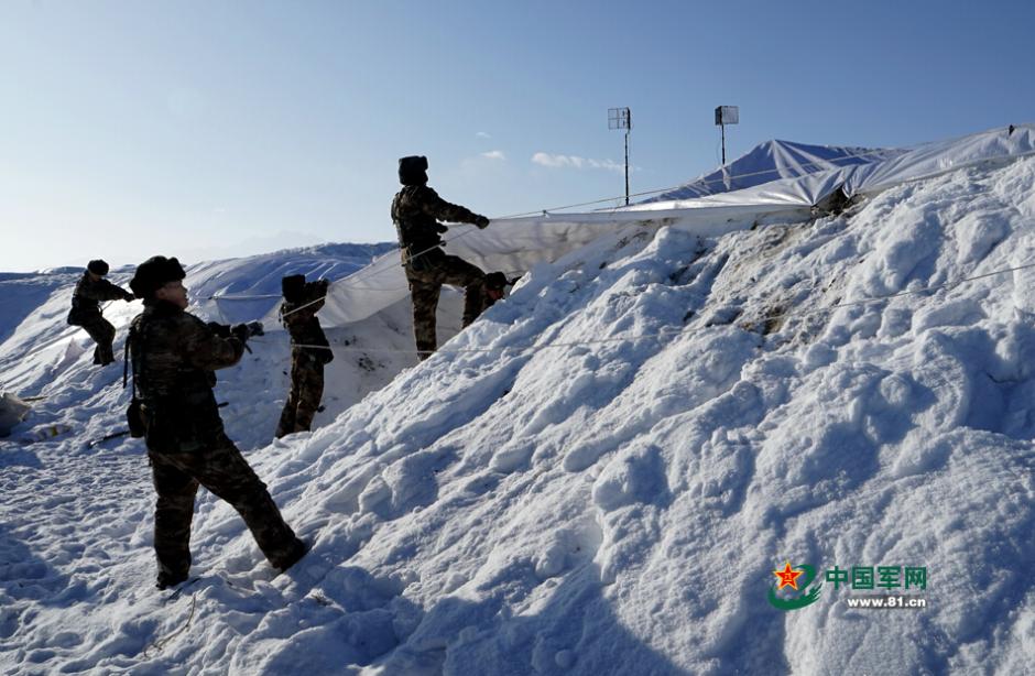 新疆坦克突击炮驰骋雪原 官兵睡&ldquo;雪窟&rdquo;