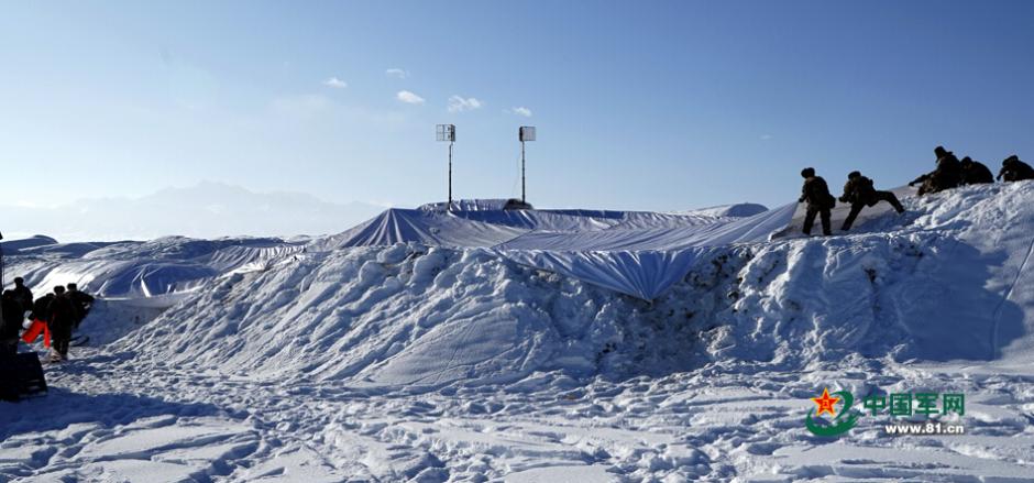 新疆坦克突击炮驰骋雪原 官兵睡&ldquo;雪窟&rdquo;