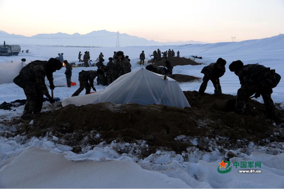 新疆坦克突击炮驰骋雪原 官兵睡&ldquo;雪窟&rdquo;