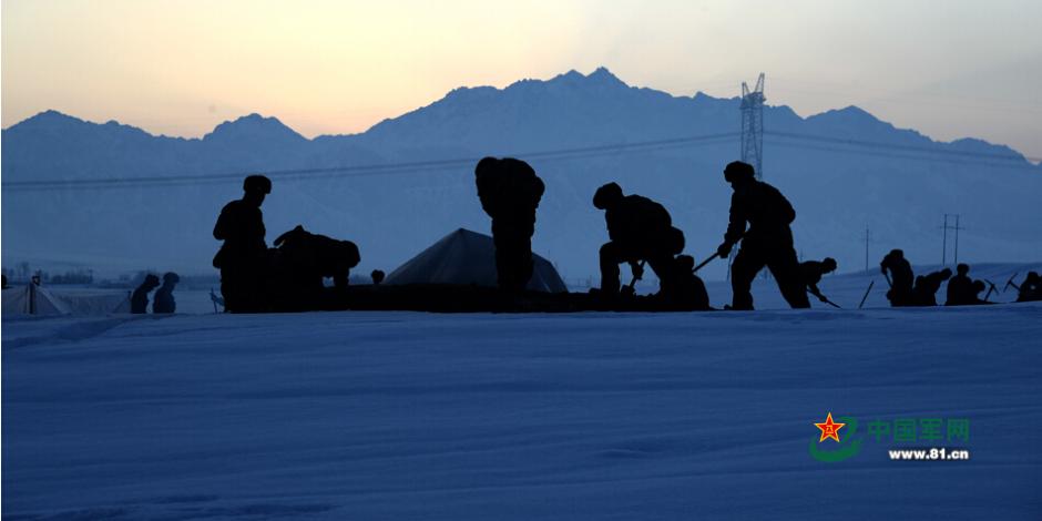新疆坦克突击炮驰骋雪原 官兵睡&ldquo;雪窟&rdquo;