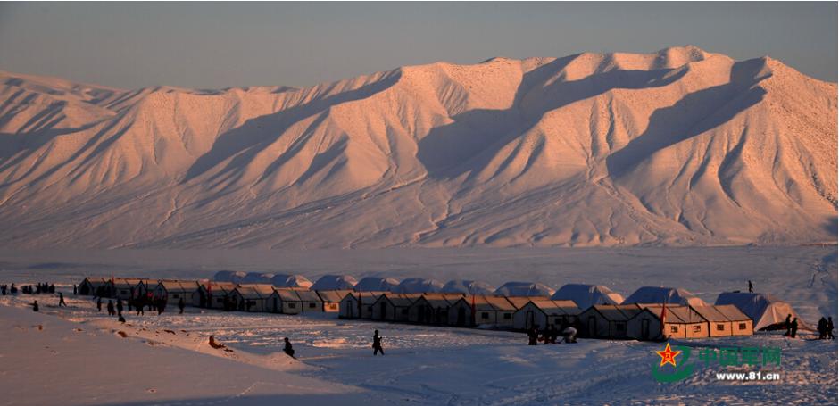 新疆坦克突击炮驰骋雪原 官兵睡&ldquo;雪窟&rdquo;