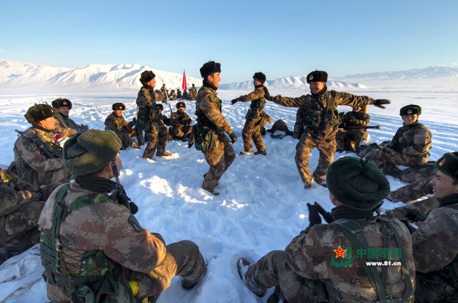 新疆坦克突击炮驰骋雪原 官兵睡&ldquo;雪窟&rdquo;