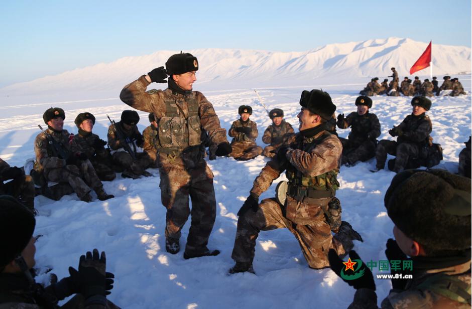 新疆坦克突击炮驰骋雪原 官兵睡&ldquo;雪窟&rdquo;