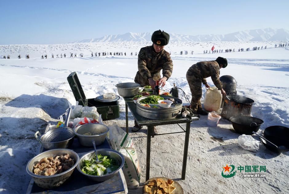 新疆坦克突击炮驰骋雪原 官兵睡&ldquo;雪窟&rdquo;