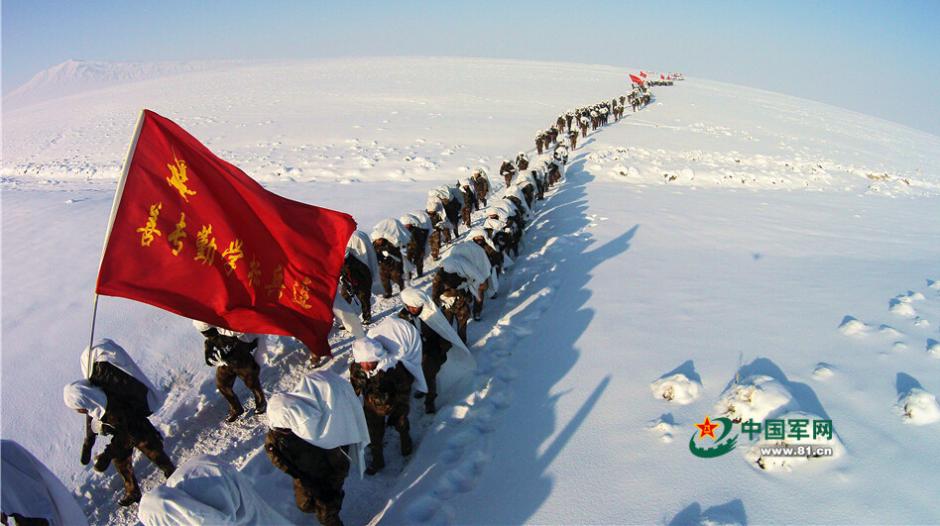 新疆坦克突击炮驰骋雪原 官兵睡&ldquo;雪窟&rdquo;