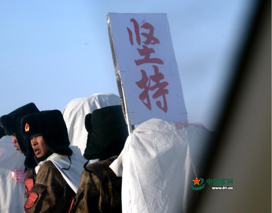 新疆坦克突击炮驰骋雪原 官兵睡&ldquo;雪窟&rdquo;