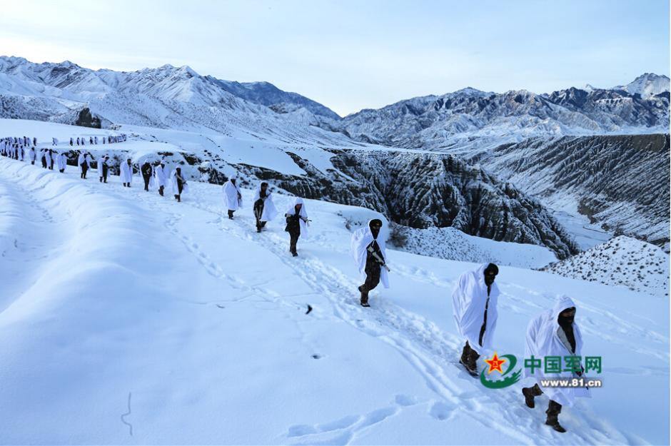 新疆坦克突击炮驰骋雪原 官兵睡&ldquo;雪窟&rdquo;