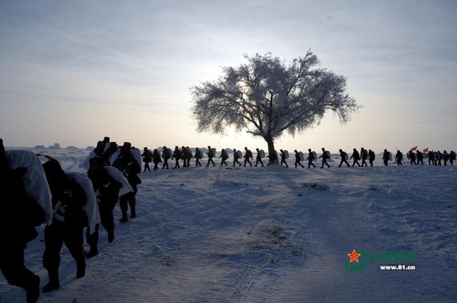 新疆坦克突击炮驰骋雪原 官兵睡&ldquo;雪窟&rdquo;