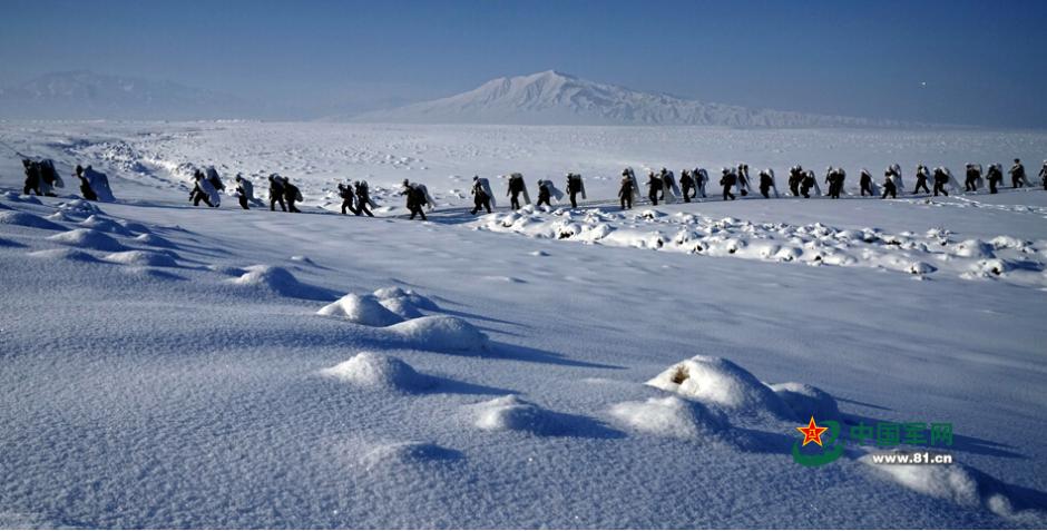 新疆坦克突击炮驰骋雪原 官兵睡&ldquo;雪窟&rdquo;