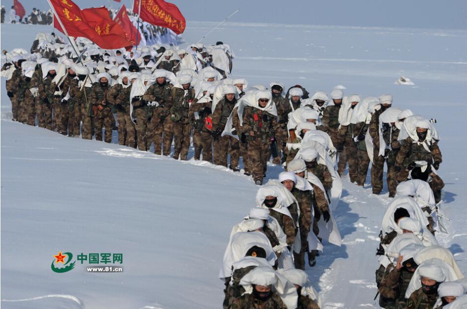 新疆坦克突击炮驰骋雪原 官兵睡&ldquo;雪窟&rdquo;