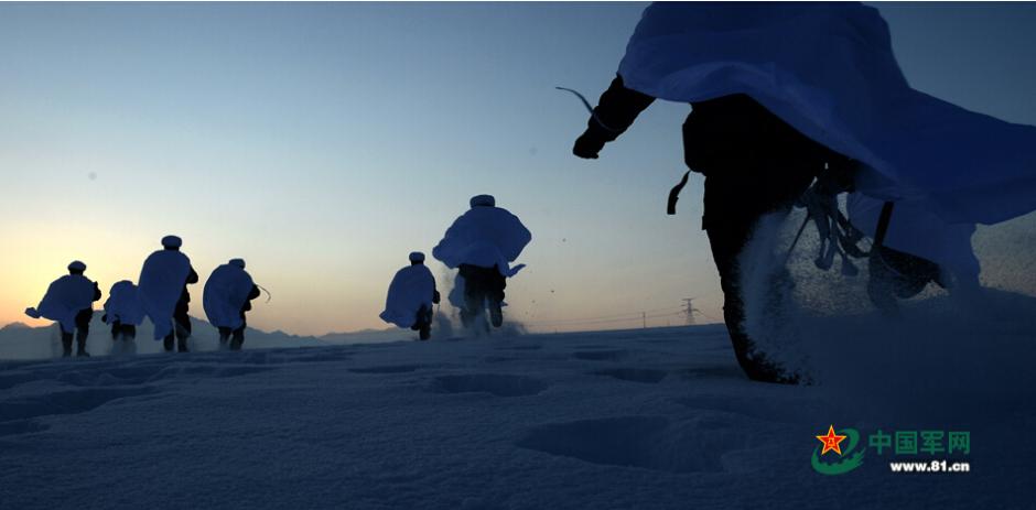 新疆坦克突击炮驰骋雪原 官兵睡&ldquo;雪窟&rdquo;