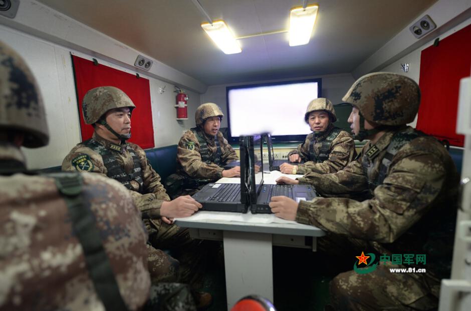 新疆坦克突击炮驰骋雪原 官兵睡&ldquo;雪窟&rdquo;