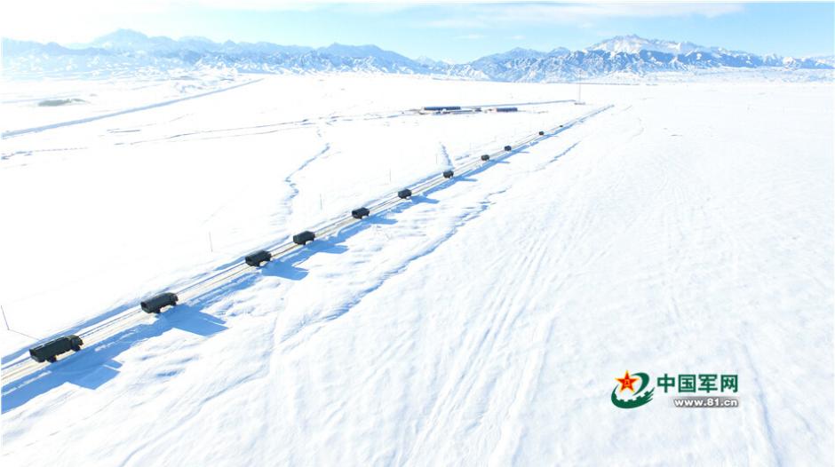 新疆坦克突击炮驰骋雪原 官兵睡&ldquo;雪窟&rdquo;