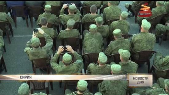 俄美女赴俄军驻叙基地慰问 大兵举手机猛拍(图