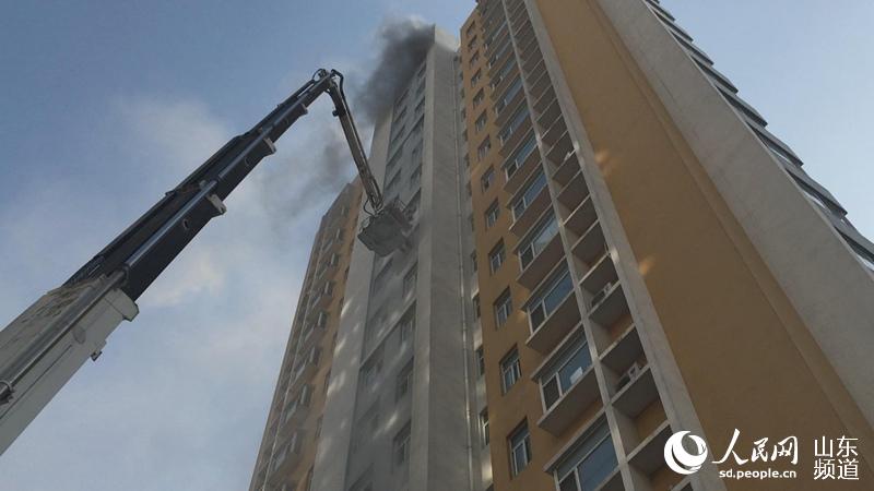 26日9时58分，山东聊城市公安消防支队指挥中心接到报警称，该市南湖新城小区4号楼电梯井内着火，烟雾较大，楼内有人员被困。指挥中心接到报警后立即调派城区57名指战员赶赴现场进行救援。