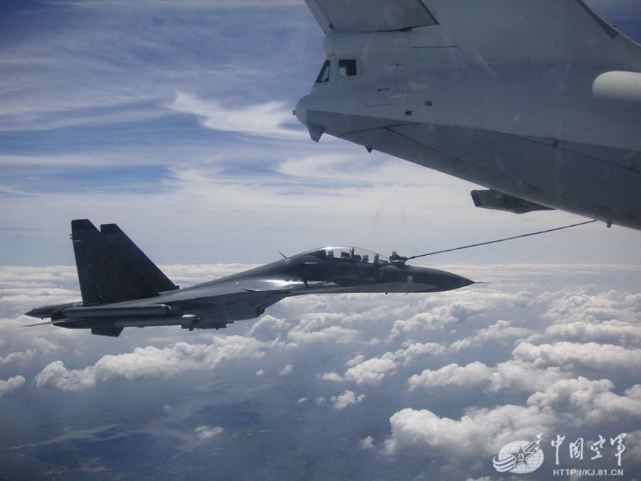 某新型战机实施空中加油。 师勇进 摄