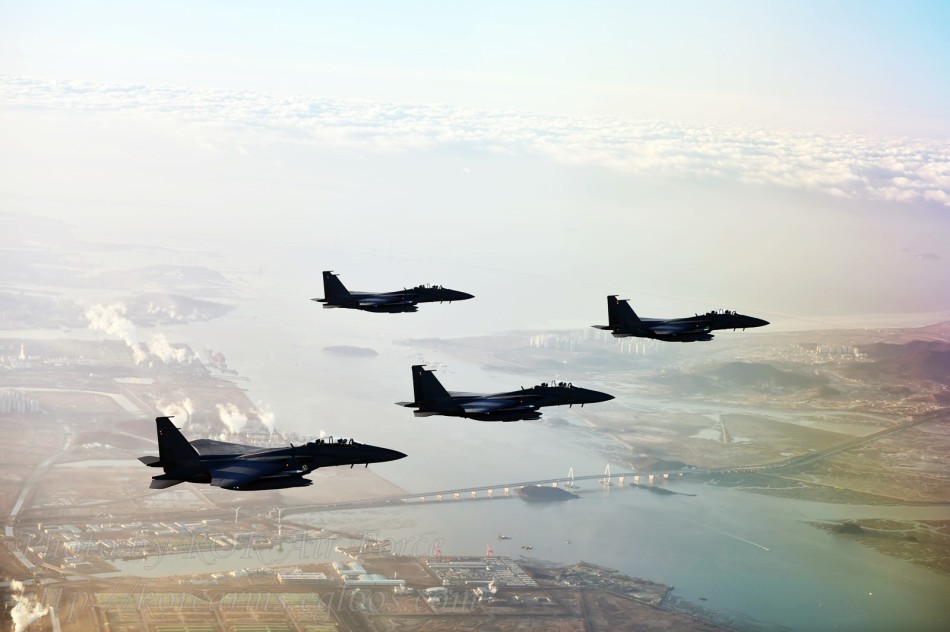 韩军预警机带领F-15新年巡航