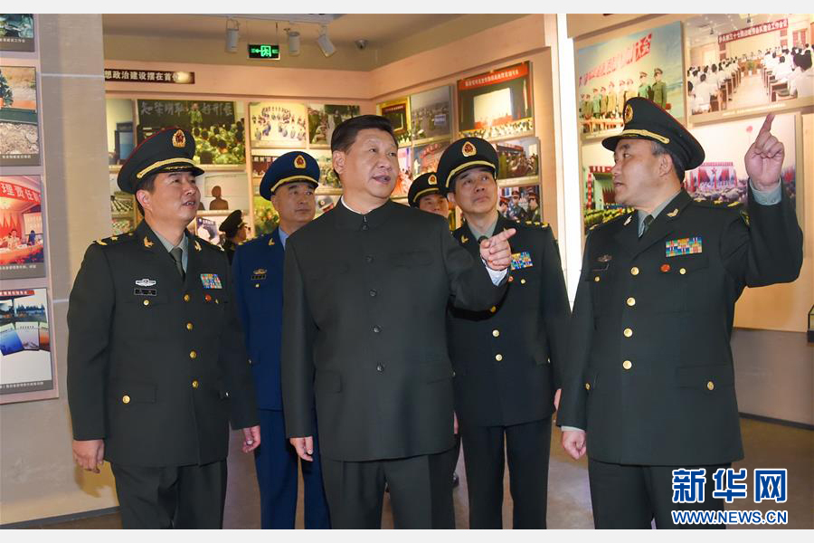1月5日，中共中央总书记、国家主席、中央军委主席习近平到第13集团军视察。这是习近平视察集团军军史馆。 新华社记者 李刚 摄 
