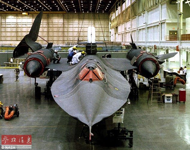 SR-71黑鸟的部件都是经过特殊研制的，例如高温燃料，密封剂，润滑剂等。它的飞行高度超过30000米，速度超过3马赫。在飞行中需要承受高温。