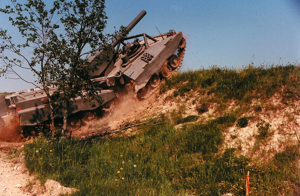 瑞典UDES XX20铰接式坦克歼击车