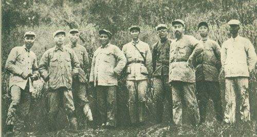 1930年8月，彭德怀领导的红五军团与毛泽东、朱德领导的红一军团组成红一方面军，建立和发展了中央革命根据地。图为彭德怀1933年在中央苏区的福建建宁县合影。左起：叶剑英，杨尚昆、彭德怀、刘伯坚、张纯清、李克农、周恩来、滕代远、袁国平。