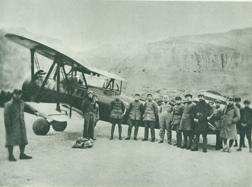 1936年12月，彭德怀与毛泽东等到机场欢迎周恩来从西安回到延安。左四起：秦邦宪、张闻天、毛泽东、周恩来、彭德怀、林伯渠、萧劲光。