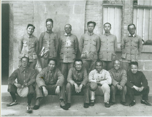 1938年9月29日至11月6日，彭德怀出席在延安举行的中共扩大的六届六中全会。这是六中全会主席团成员合影。前排左起：康生、毛泽东、王稼祥、朱德、项英、王明。后排左起：陈云、博古、彭德怀、刘少奇、周恩来、张闻天。